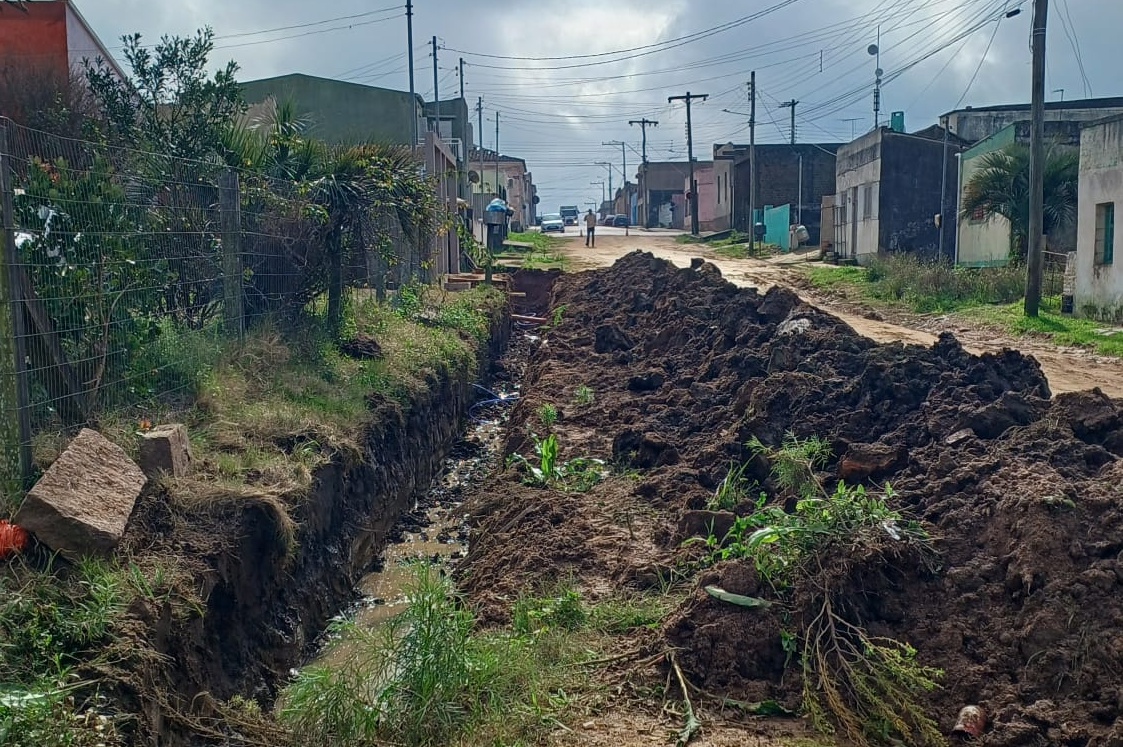 Início das obras de pavimentação na Rua 24 de Fevereiro